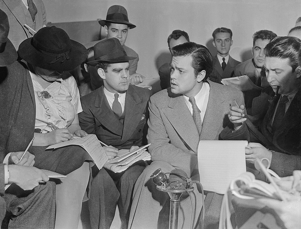 Photo of Orson Welles meeting with reporters